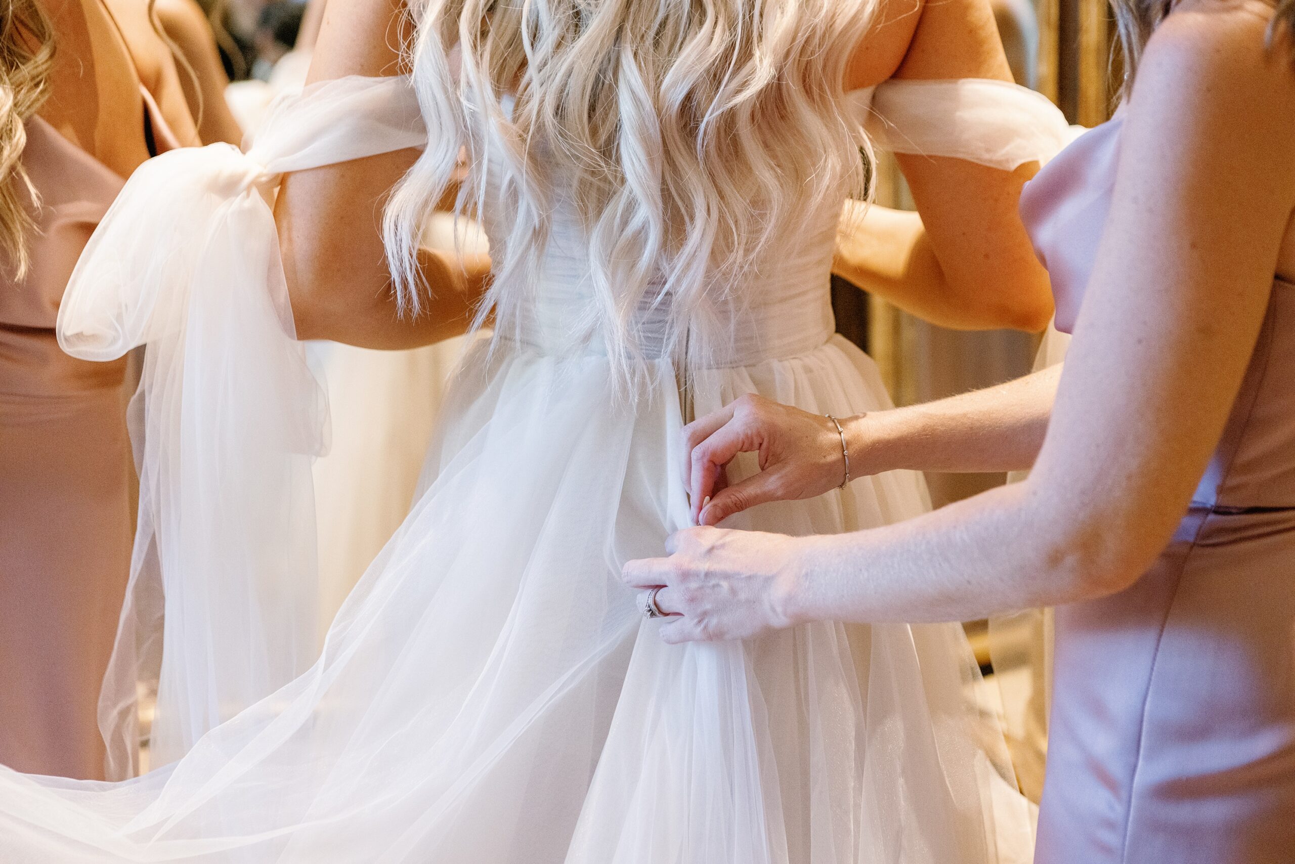 Las Vegas Hair Salon creating a beautiful bridal loose curls
